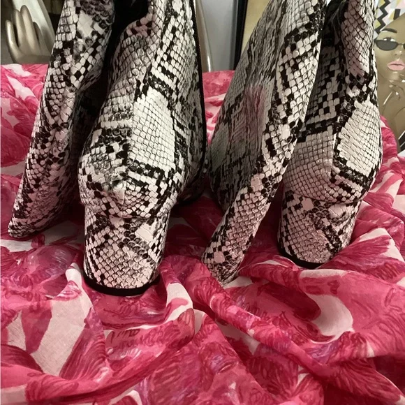 Black & White Snakeskin Pattern Heeled Boots Various Sizes - Picture 5 of 10